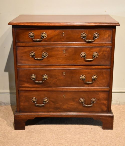 george iii mahogany small chest of drawers - CATEGORY: ANTIQUE CHEST OF DRAWERS - DATED GEORGIAN