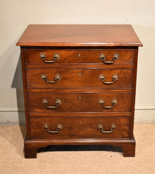 GEORGE III MAHOGANY SMALL CHEST OF DRAWERS - ADDITIONAL PHOTO 1