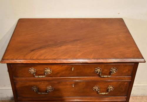 GEORGE III MAHOGANY SMALL CHEST OF DRAWERS - ADDITIONAL PHOTO 3