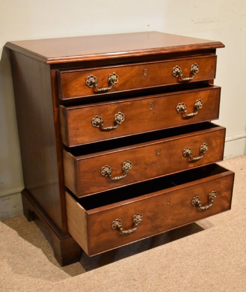 GEORGE III MAHOGANY SMALL CHEST OF DRAWERS - ADDITIONAL PHOTO 4
