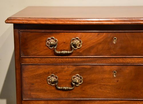 GEORGE III MAHOGANY SMALL CHEST OF DRAWERS - ADDITIONAL PHOTO 5