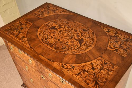 17TH CENTURY WALNUT CHEST OF DRAWERS WITH SEAWEED MARQUETRY - ADDITIONAL PHOTO 2
