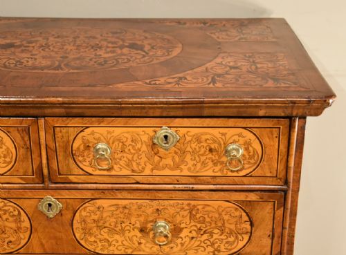 17TH CENTURY WALNUT CHEST OF DRAWERS WITH SEAWEED MARQUETRY - ADDITIONAL PHOTO 4
