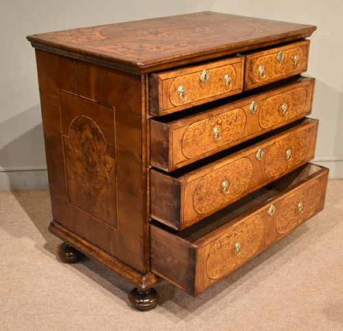 17TH CENTURY WALNUT CHEST OF DRAWERS WITH SEAWEED MARQUETRY - ADDITIONAL PHOTO 10