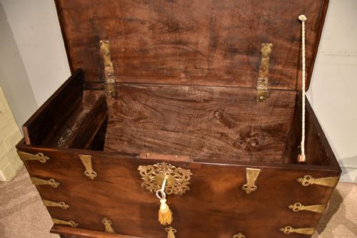 MID 18TH CENTURY DUTCH EAST INDIES VOC TRUNK - ADDITIONAL PHOTO 3
