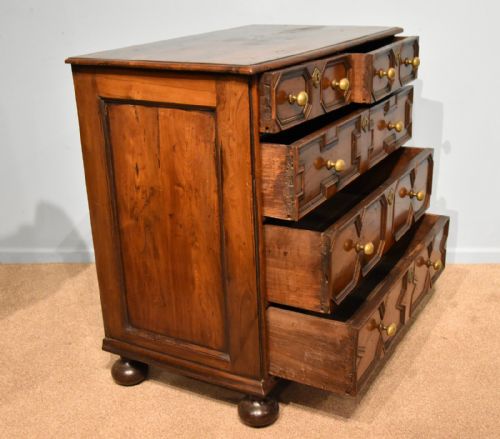 17TH CENTURY WALNUT GEOMETRIC CHEST OF DRAWERS - ADDITIONAL PHOTO 4