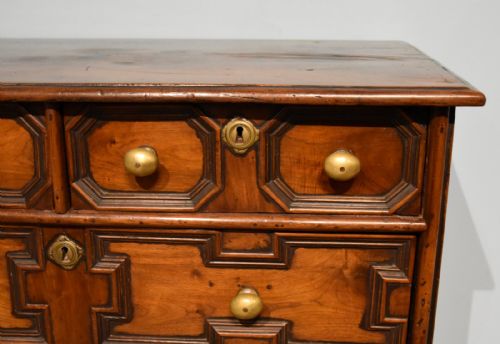 17TH CENTURY WALNUT GEOMETRIC CHEST OF DRAWERS - ADDITIONAL PHOTO 6