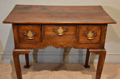 18TH CENTURY ELM LOWBOY WITH THREE DRAWERS - ADDITIONAL PHOTO 2
