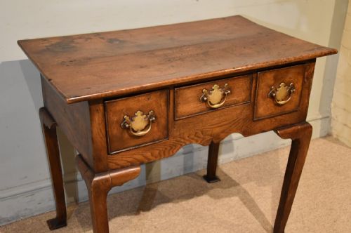 18TH CENTURY ELM LOWBOY WITH THREE DRAWERS - ADDITIONAL PHOTO 3