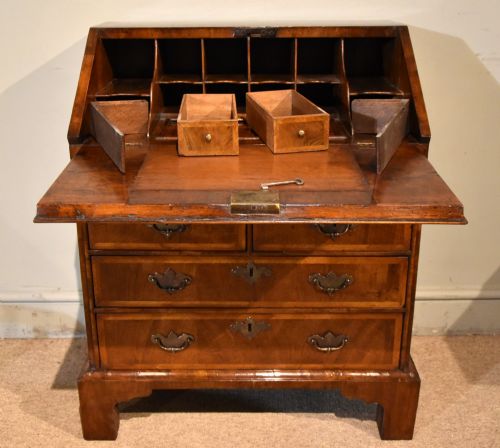 SMALL QUEEN ANNE WALNUT BUREAU - ADDITIONAL PHOTO 8