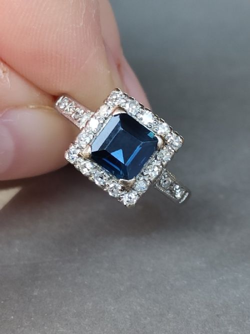 LARGE ART DECO 18CT GOLD PLATINUM SAPPHIRE DIAMOND CLUSTER RING - ADDITIONAL PHOTO 2