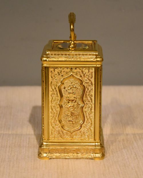 AN ENGRAVED GORGE CASED CARRIAGE CLOCK - ADDITIONAL PHOTO 2