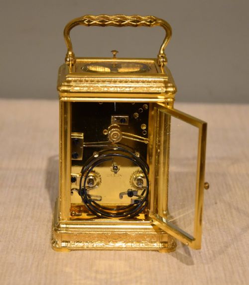 AN ENGRAVED GORGE CASED CARRIAGE CLOCK - ADDITIONAL PHOTO 3