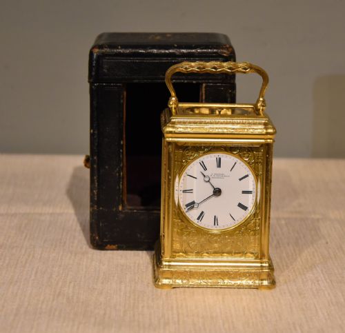 AN ENGRAVED GORGE CASED CARRIAGE CLOCK - ADDITIONAL PHOTO 4