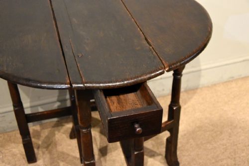 SMALL LATE 17TH CENTURY OAK GATE LEG TABLE - ADDITIONAL PHOTO 4