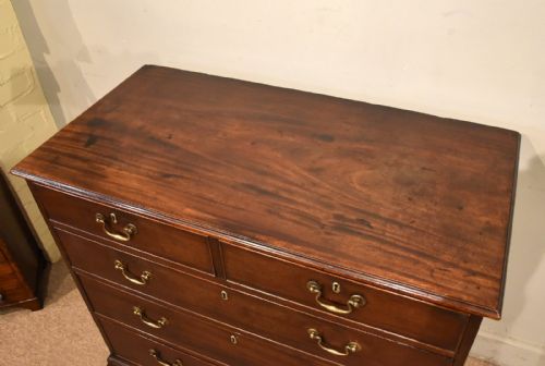 GEORGE III MAHOGANY CHEST OF DRAWERS - ADDITIONAL PHOTO 4
