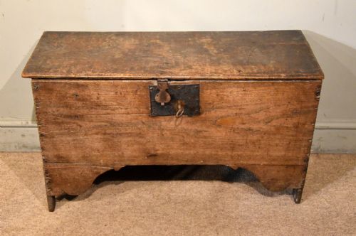 17TH CENTURY OAK SIX PLANK COFFER - ADDITIONAL PHOTO 1