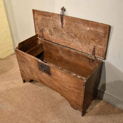 17TH CENTURY OAK SIX PLANK COFFER - ADDITIONAL PHOTO 3