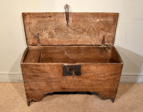 17TH CENTURY OAK SIX PLANK COFFER - ADDITIONAL PHOTO 4