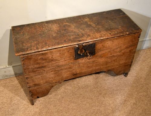 17TH CENTURY OAK SIX PLANK COFFER - ADDITIONAL PHOTO 5