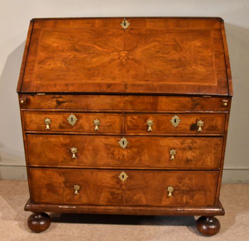 18th century queen anne walnut bureau - CATEGORY: ANTIQUE BUREAU - DATED 18TH CENTURY
