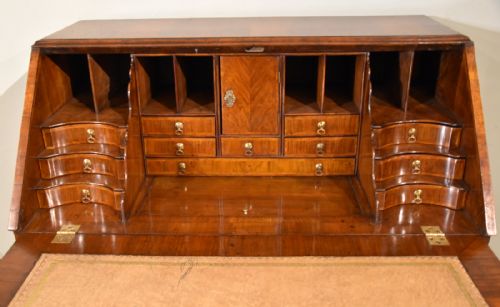 18TH CENTURY QUEEN ANNE WALNUT BUREAU - ADDITIONAL PHOTO 1