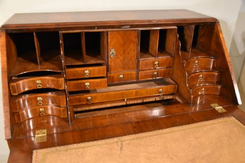 18TH CENTURY QUEEN ANNE WALNUT BUREAU - ADDITIONAL PHOTO 2