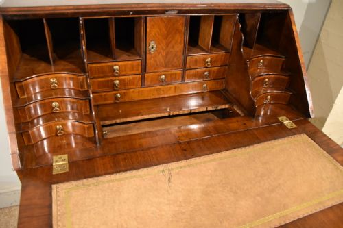 18TH CENTURY QUEEN ANNE WALNUT BUREAU - ADDITIONAL PHOTO 3