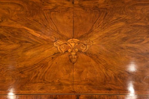 18TH CENTURY QUEEN ANNE WALNUT BUREAU - ADDITIONAL PHOTO 4