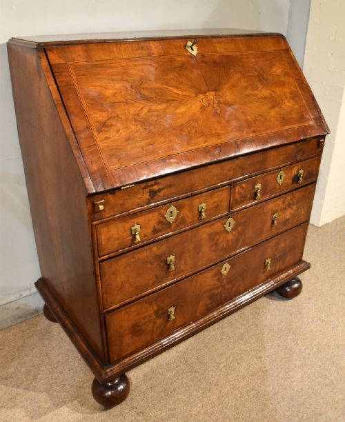18TH CENTURY QUEEN ANNE WALNUT BUREAU - ADDITIONAL PHOTO 5