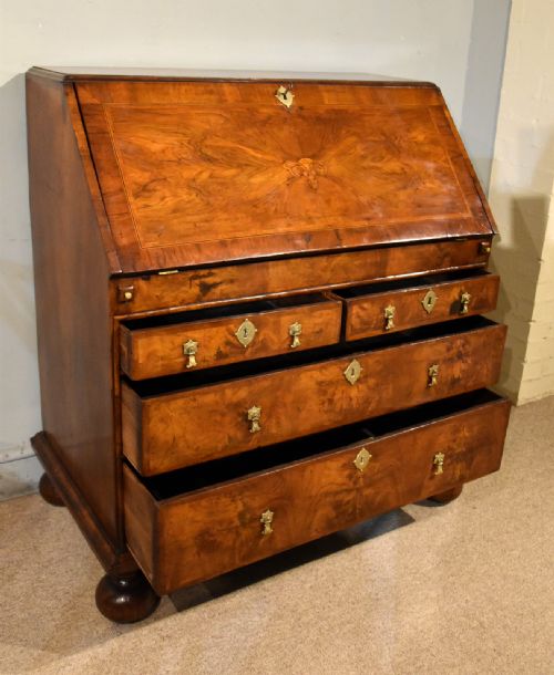 18TH CENTURY QUEEN ANNE WALNUT BUREAU - ADDITIONAL PHOTO 6