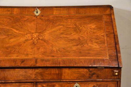 18TH CENTURY QUEEN ANNE WALNUT BUREAU - ADDITIONAL PHOTO 8