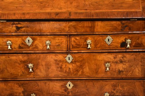 18TH CENTURY QUEEN ANNE WALNUT BUREAU - ADDITIONAL PHOTO 9