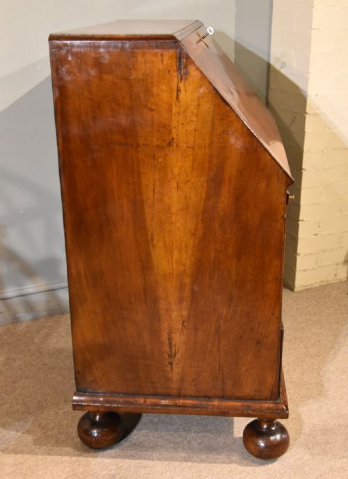 18TH CENTURY QUEEN ANNE WALNUT BUREAU - ADDITIONAL PHOTO 10