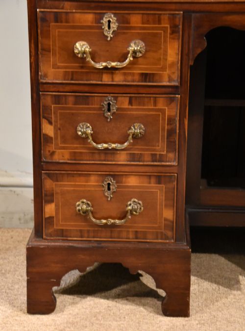 19TH CENTURY NARROW CROSSBANDED MAHOGANY KNEEHOLE CHEST - ADDITIONAL PHOTO 7