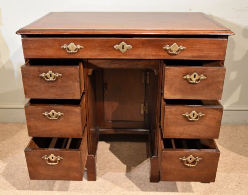 GEORGE III MAHOGANY KNEEHOLE DESK - ADDITIONAL PHOTO 3
