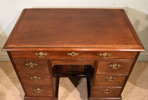 GEORGE III MAHOGANY KNEEHOLE DESK - ADDITIONAL PHOTO 4