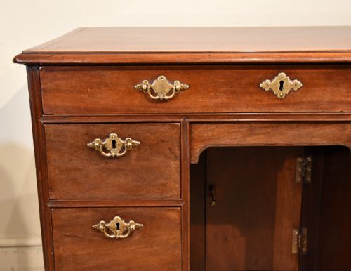 GEORGE III MAHOGANY KNEEHOLE DESK - ADDITIONAL PHOTO 6