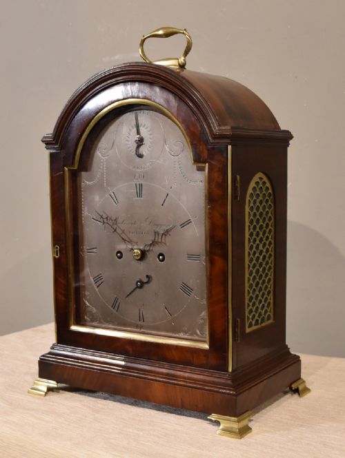 A MAHOGANY STRIKING BRACKET CLOCK WITH SILVERED DIAL - ADDITIONAL PHOTO 1