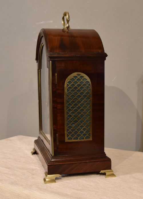 A MAHOGANY STRIKING BRACKET CLOCK WITH SILVERED DIAL - ADDITIONAL PHOTO 2