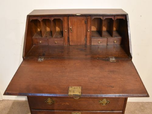 18TH CENTURY QUEEN ANNE OAK BUREAU - ADDITIONAL PHOTO 2