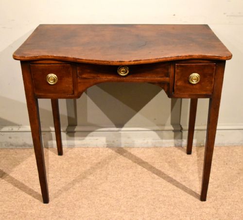 18TH CENTURY MAHOGANY SERPENTINE DRESSING TABLE - ADDITIONAL PHOTO 1