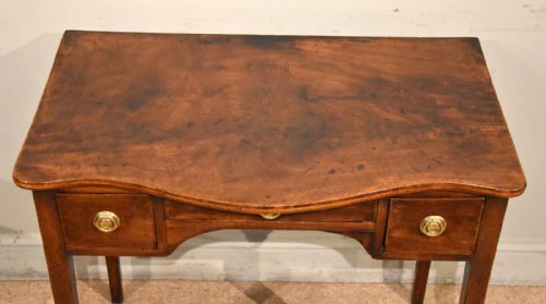 18TH CENTURY MAHOGANY SERPENTINE DRESSING TABLE - ADDITIONAL PHOTO 2