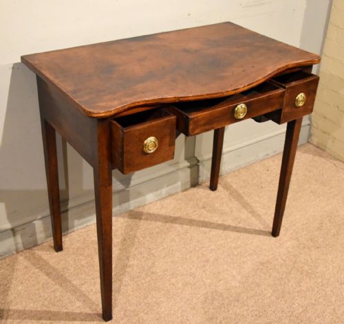 18TH CENTURY MAHOGANY SERPENTINE DRESSING TABLE - ADDITIONAL PHOTO 3