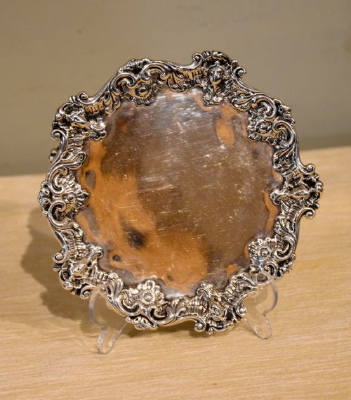 A SMALL GEORGIAN SILVER TRAY - ADDITIONAL PHOTO 1