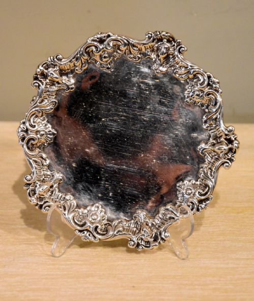 A SMALL GEORGIAN SILVER TRAY - ADDITIONAL PHOTO 2