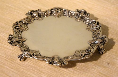 A SMALL GEORGIAN SILVER TRAY - ADDITIONAL PHOTO 3