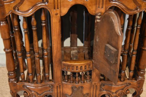 18TH CENTURY FRENCH WALNUT SERPENTINE FRONT PANETTIERE - ADDITIONAL PHOTO 2