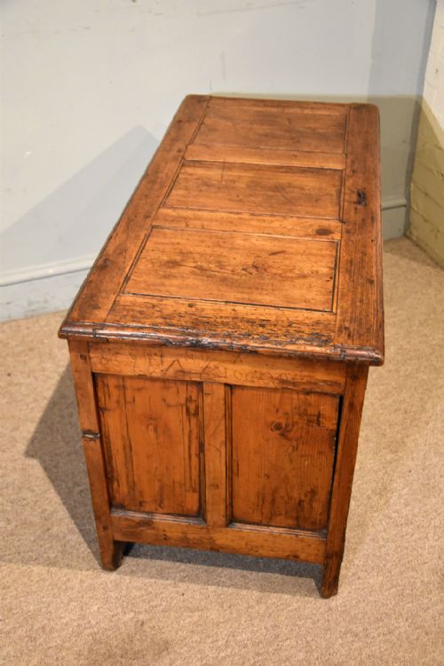 RARE 18TH CENTURY PINE PANELED COFFER - ADDITIONAL PHOTO 7
