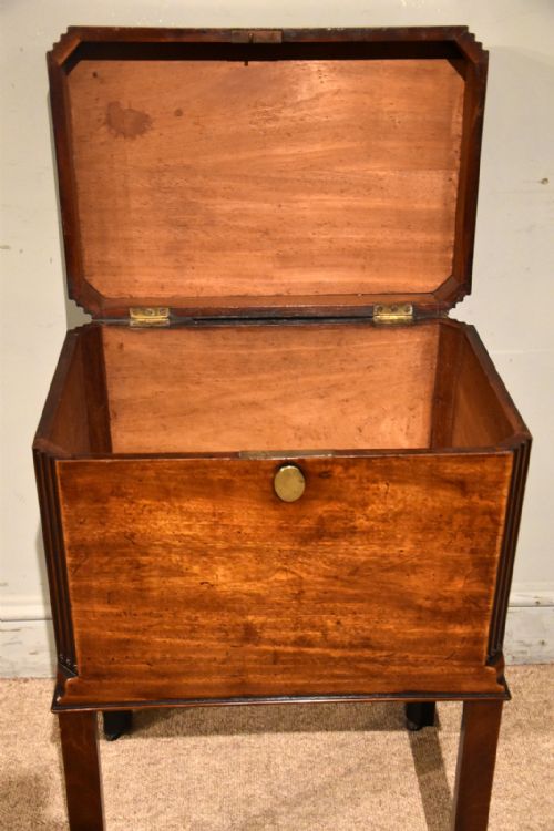 MID 18TH CENTURY MAHOGANY WINE CELLARETTE - ADDITIONAL PHOTO 4